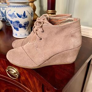 TOMS Desert Wedge Bootie Boots Size 8.5 M in Taupe Suede Worn Once